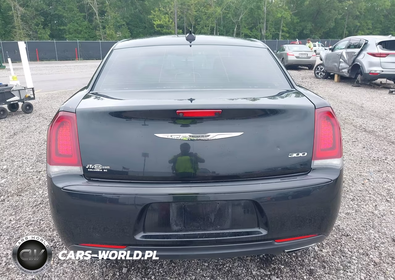 2017 Chrysler 300 Limited VIN:2C3CCAAG5HH663744 - 16