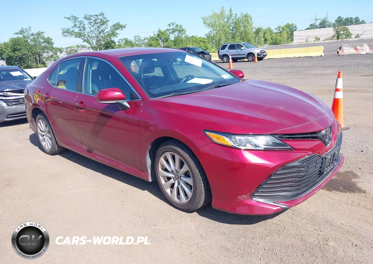 2018 Toyota Camry Le – zdjęcie 1 z 17