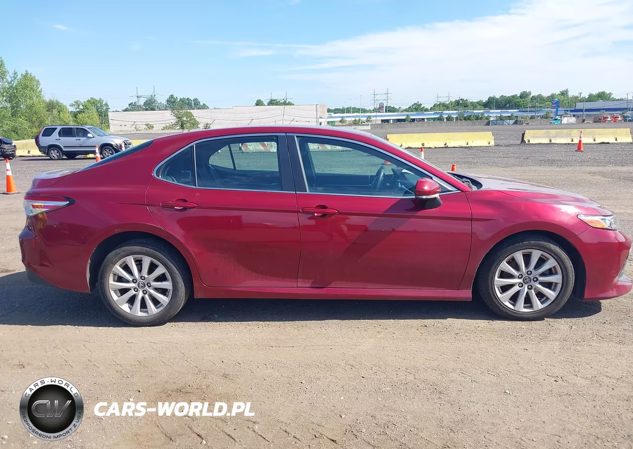 2018 Toyota Camry Le VIN:4T1B11HK3JU633888 - 13