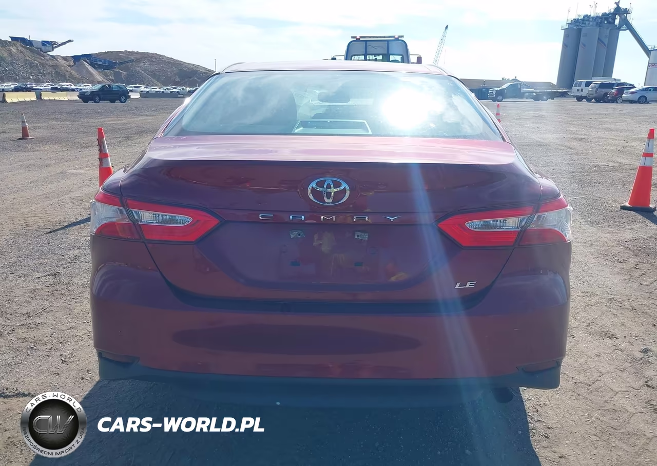 2018 Toyota Camry Le VIN:4T1B11HK3JU633888 - 16
