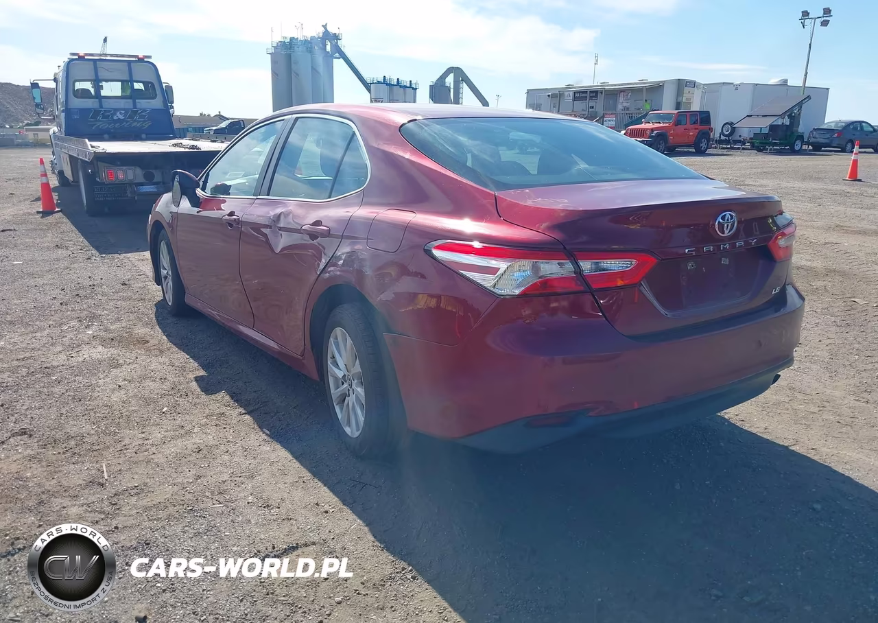 2018 Toyota Camry Le VIN:4T1B11HK3JU633888 - 3