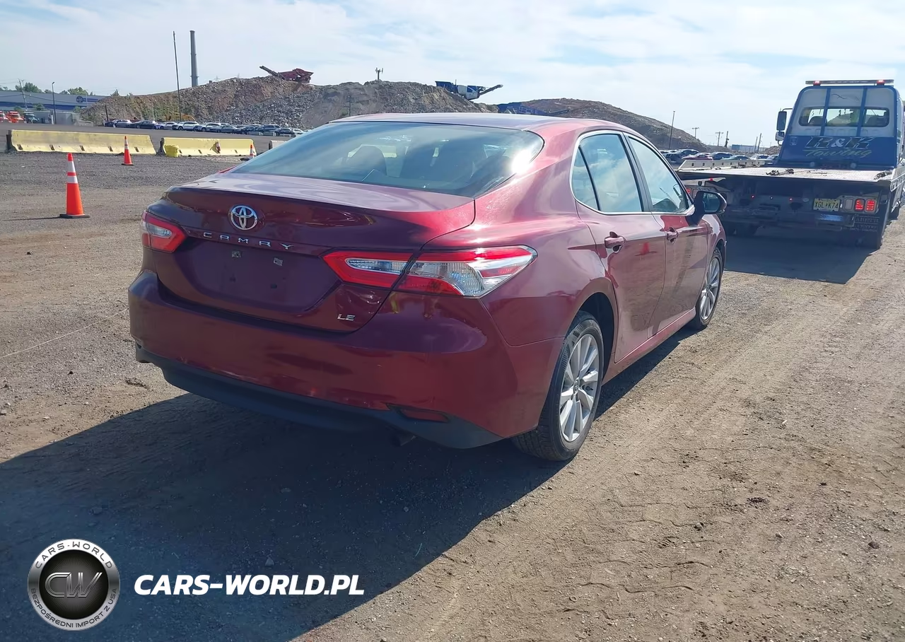 2018 Toyota Camry Le VIN:4T1B11HK3JU633888 - 4