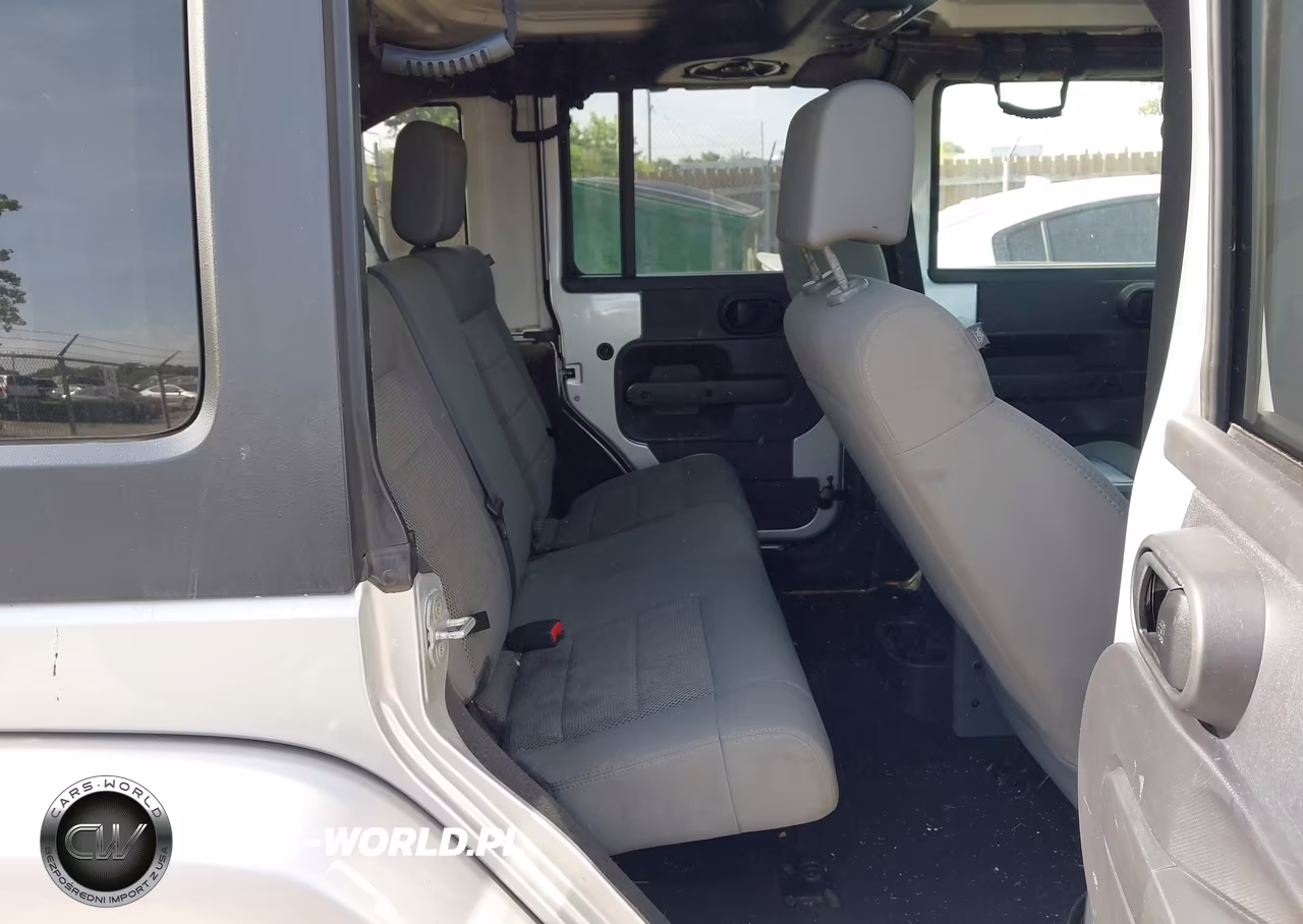 2008 Jeep Wrangler Unlimited Sahara VIN:1J4GA59108L619237 - 8