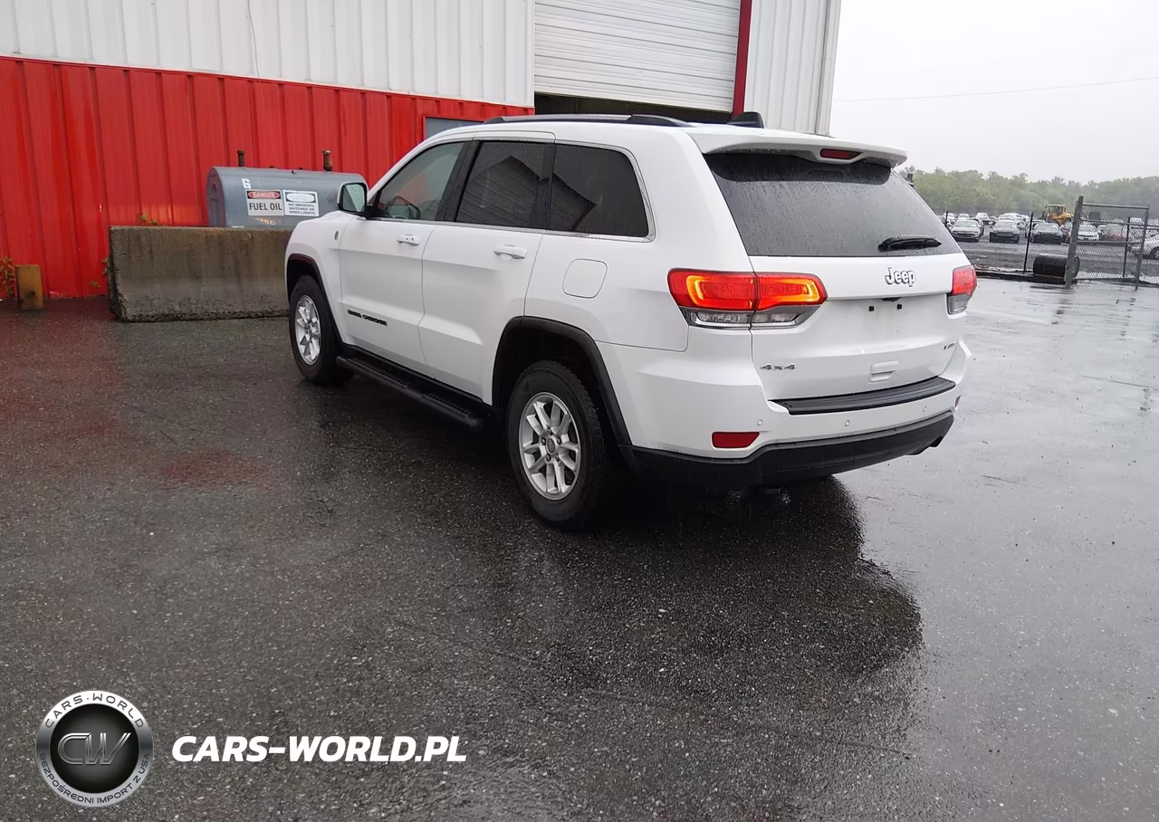 2018 Jeep Grand Cherokee Laredo E 4X4 VIN:1C4RJFAG5JC381427 - 3