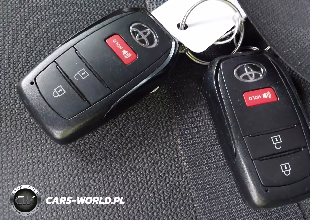 2025 Toyota Corolla Cross Le VIN:7MUCAABG4SV125888 - 11
