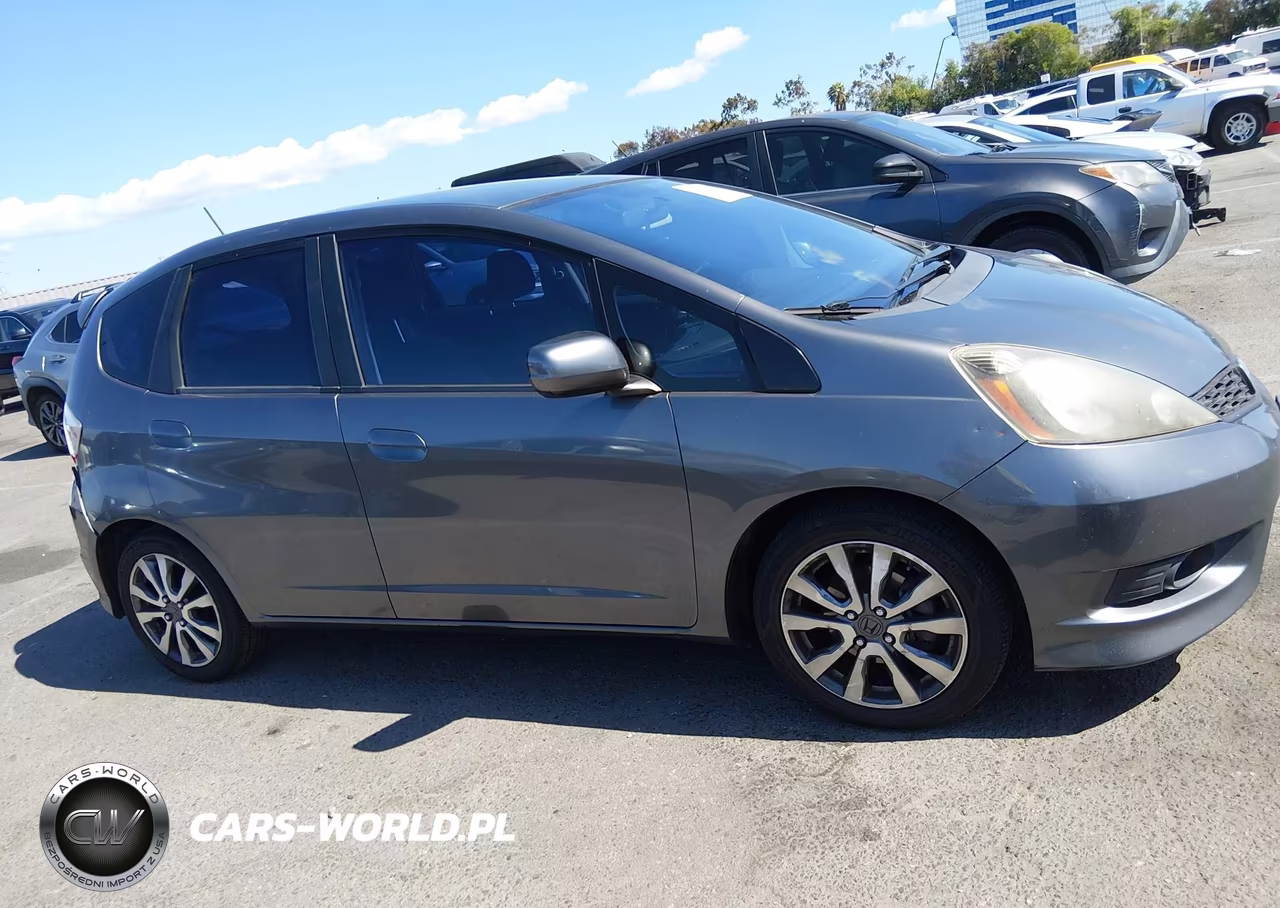 2013 Honda Fit Sport VIN:JHMGE8H50DC046705 - 13