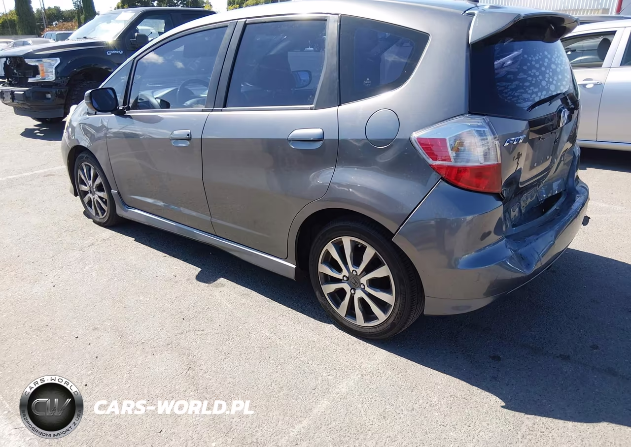 2013 Honda Fit Sport VIN:JHMGE8H50DC046705 - 3