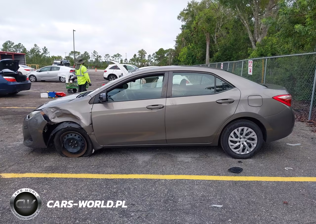 2017 Toyota Corolla Le VIN:5YFBURHE9HP580710 - 14
