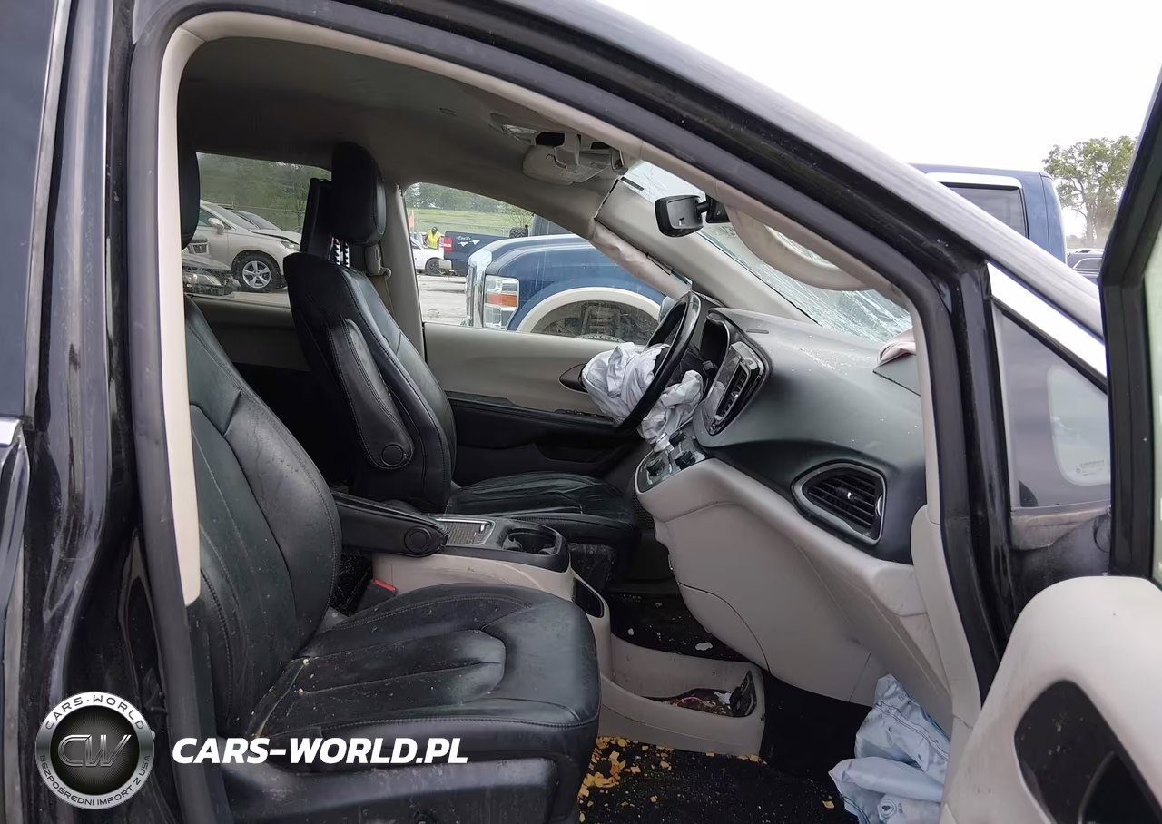 2020 Chrysler Pacifica Touring L Plus VIN:2C4RC1EG0LR126749 - 5