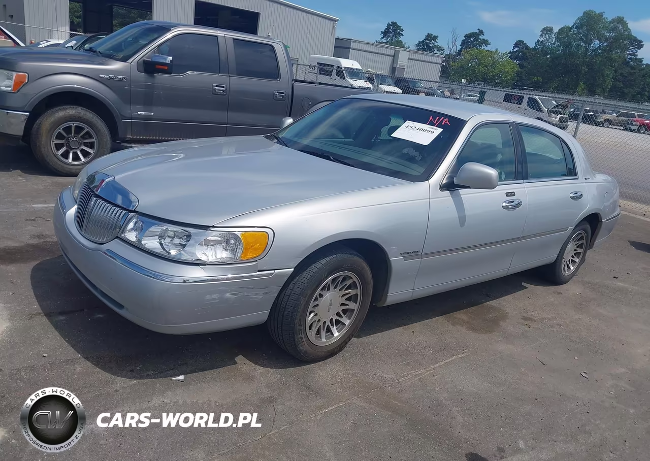 2001 Lincoln Town Car Signature VIN:1LNHM82WX1Y719942 - 2