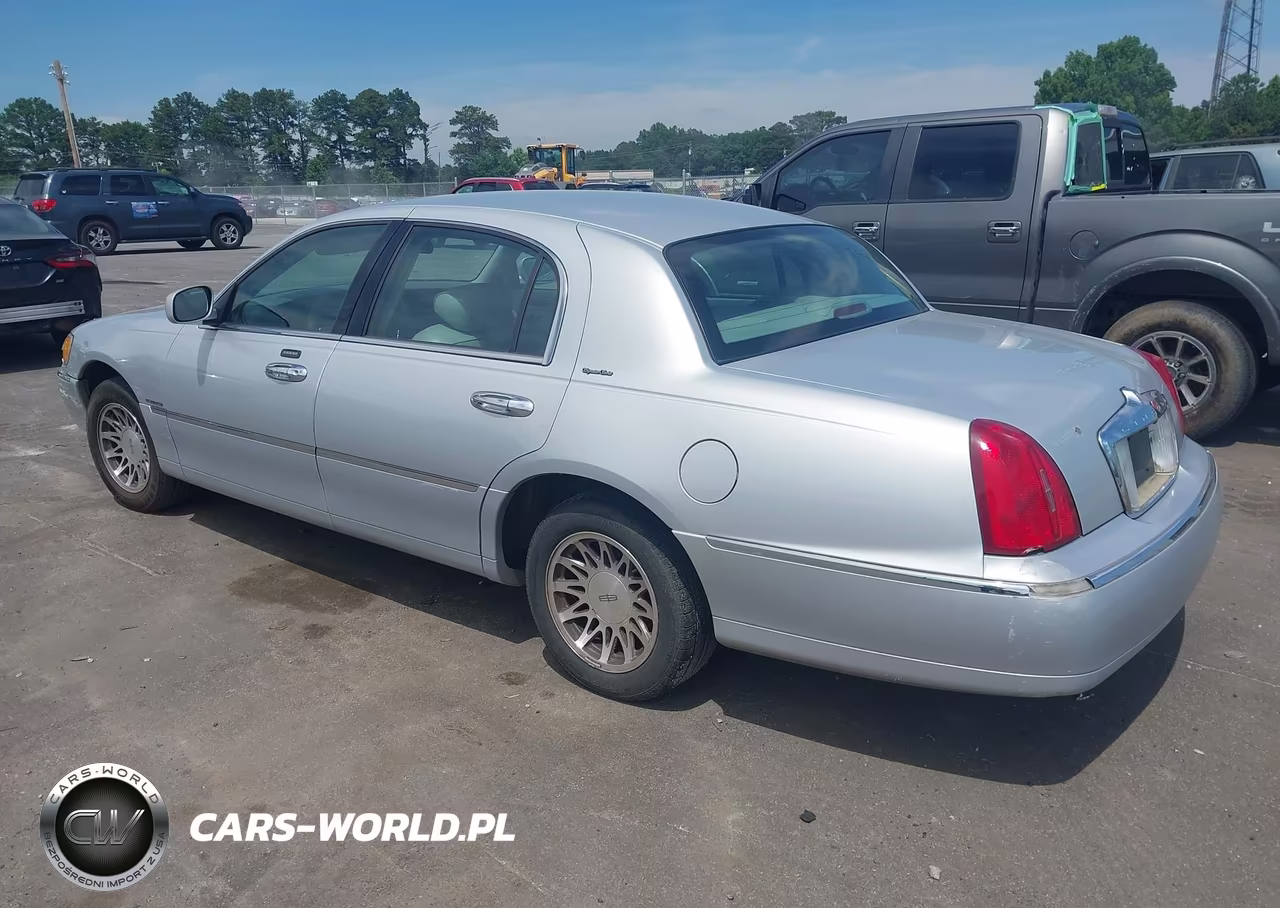 2001 Lincoln Town Car Signature VIN:1LNHM82WX1Y719942 - 3