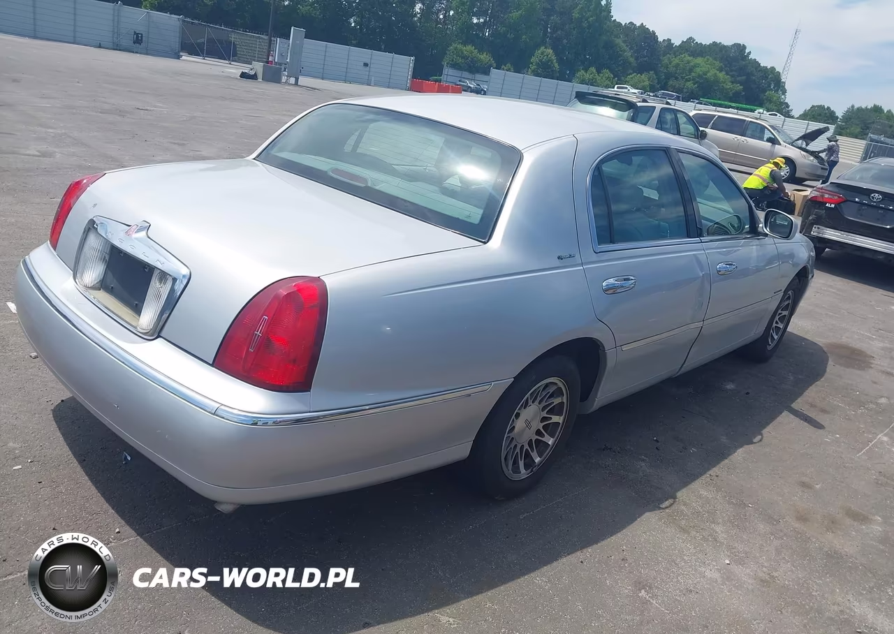 2001 Lincoln Town Car Signature VIN:1LNHM82WX1Y719942 - 4