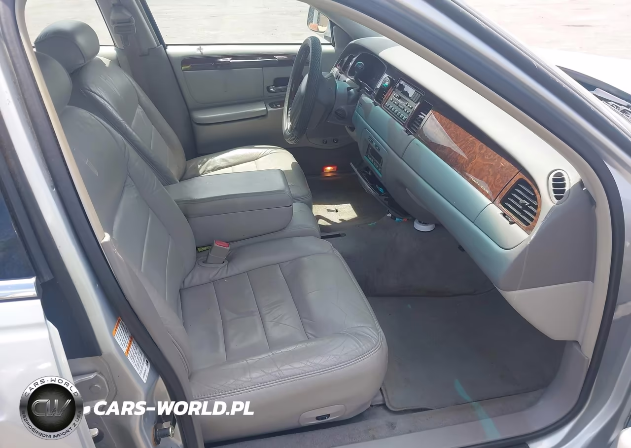 2001 Lincoln Town Car Signature VIN:1LNHM82WX1Y719942 - 5