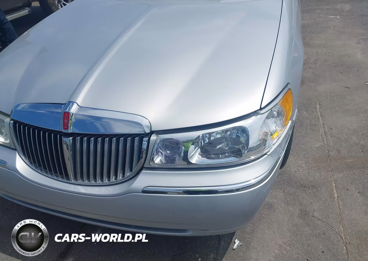 2001 Lincoln Town Car Signature VIN:1LNHM82WX1Y719942 - 6