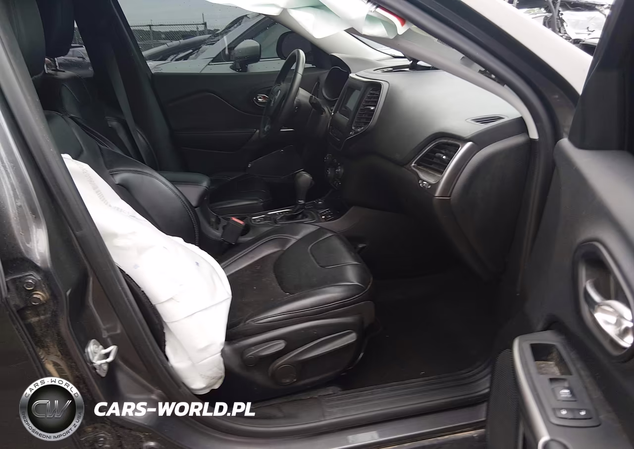 2019 Jeep Cherokee Latitude Plus 4X4 VIN:1C4PJMLB4KD402728 - 5
