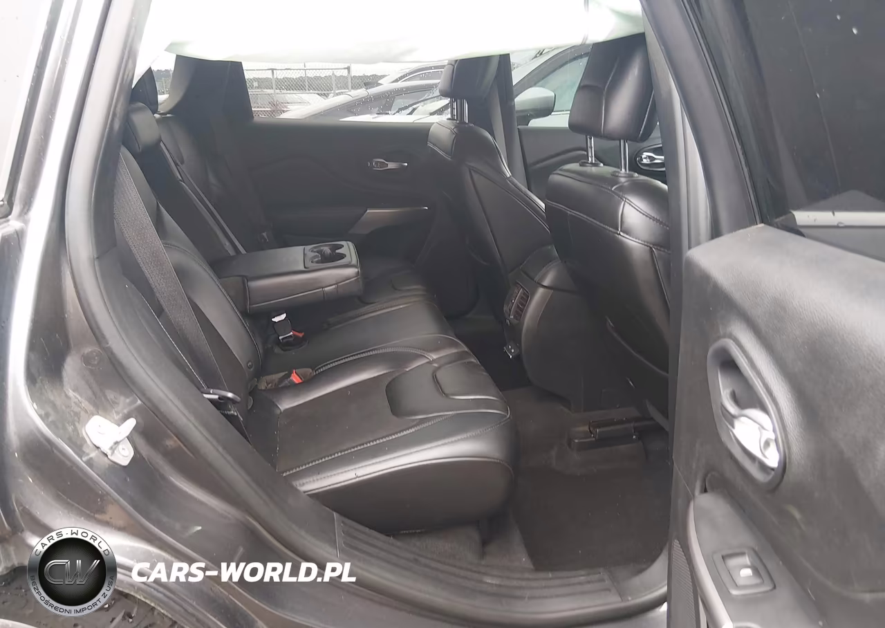 2019 Jeep Cherokee Latitude Plus 4X4 VIN:1C4PJMLB4KD402728 - 8