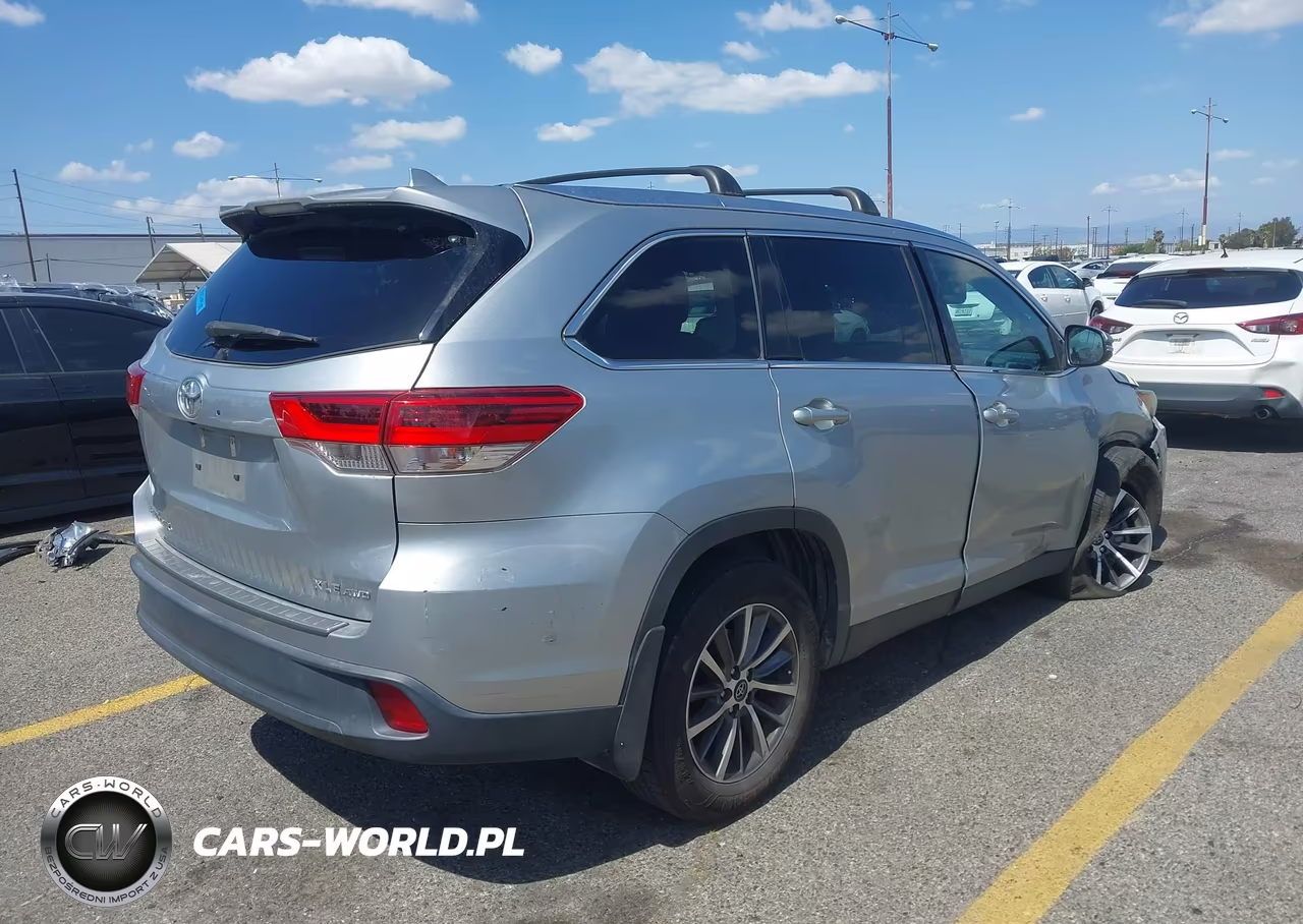 2019 Toyota Highlander Xle VIN:5TDJZRFH4KS588089 - 4