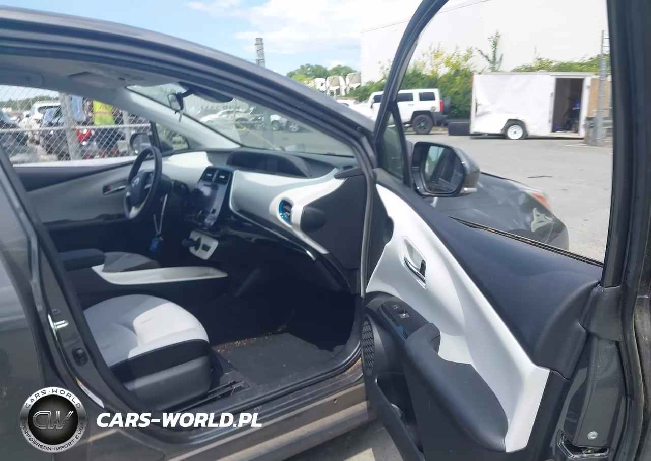 2018 Toyota Prius Three VIN:JTDKARFU7J3055307 - 5
