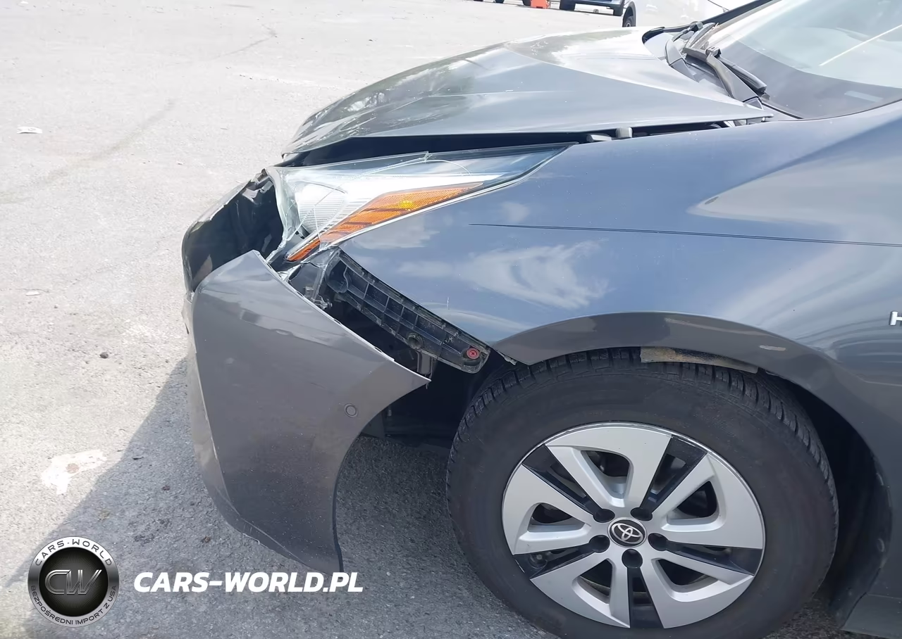 2018 Toyota Prius Three VIN:JTDKARFU7J3055307 - 6