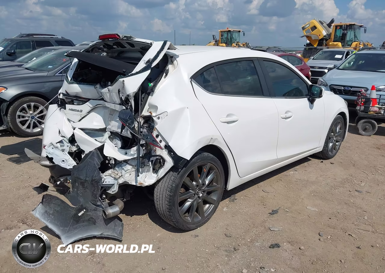 2018 Mazda Mazda3 Touring VIN:3MZBN1L33JM190894 - 4