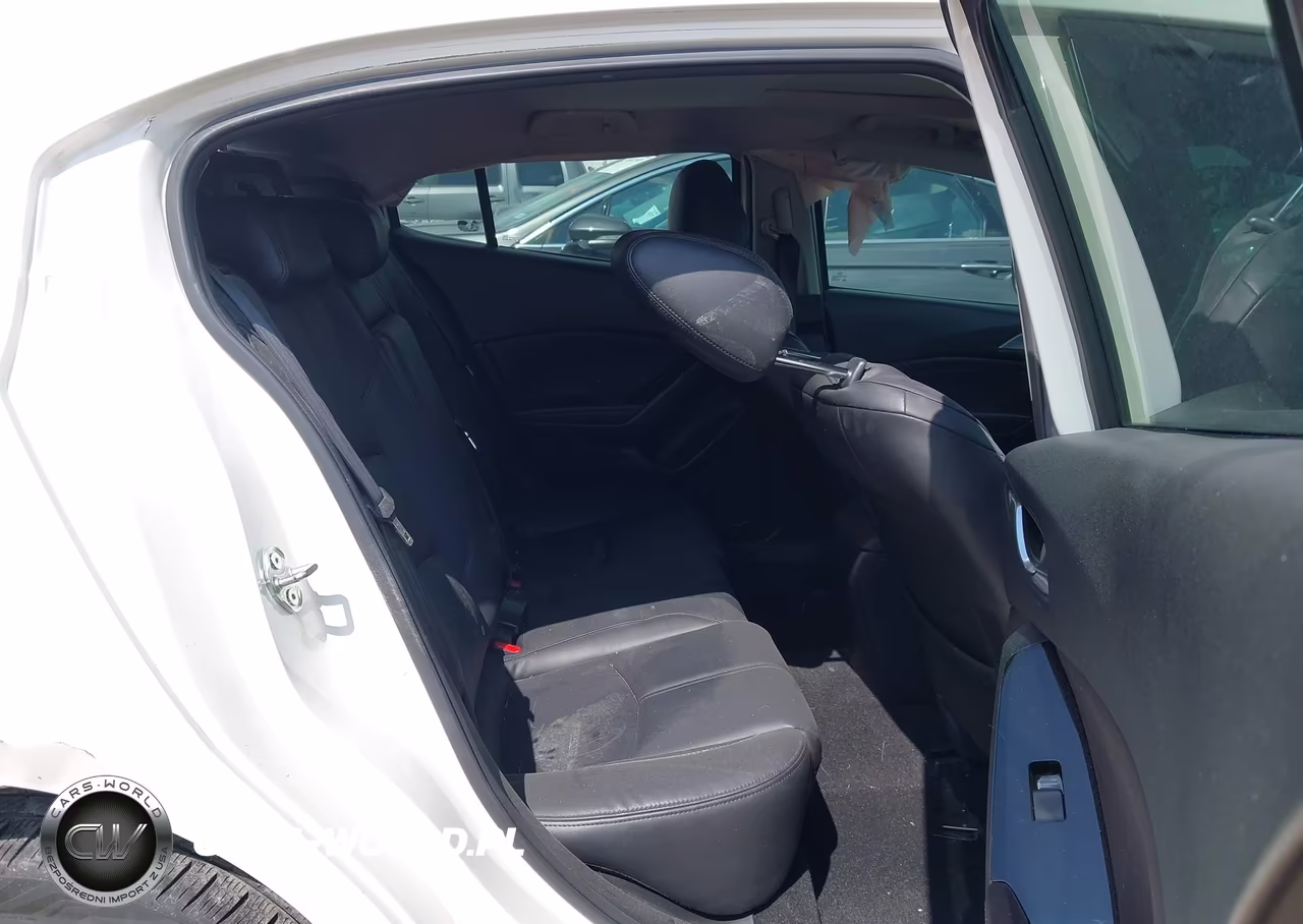 2018 Mazda Mazda3 Touring VIN:3MZBN1L33JM190894 - 8