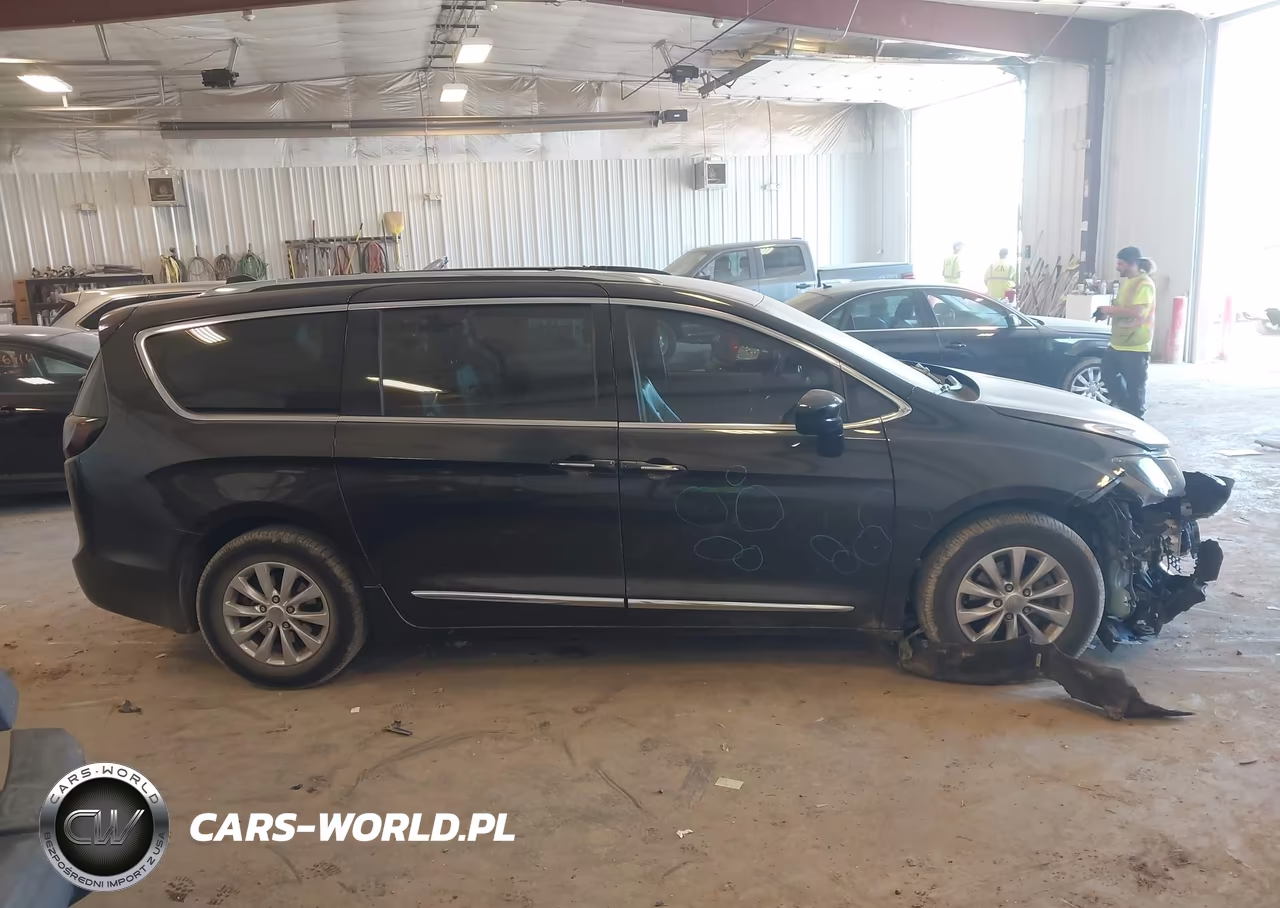 2019 Chrysler Pacifica Touring L VIN:2C4RC1BG2KR550503 - 13