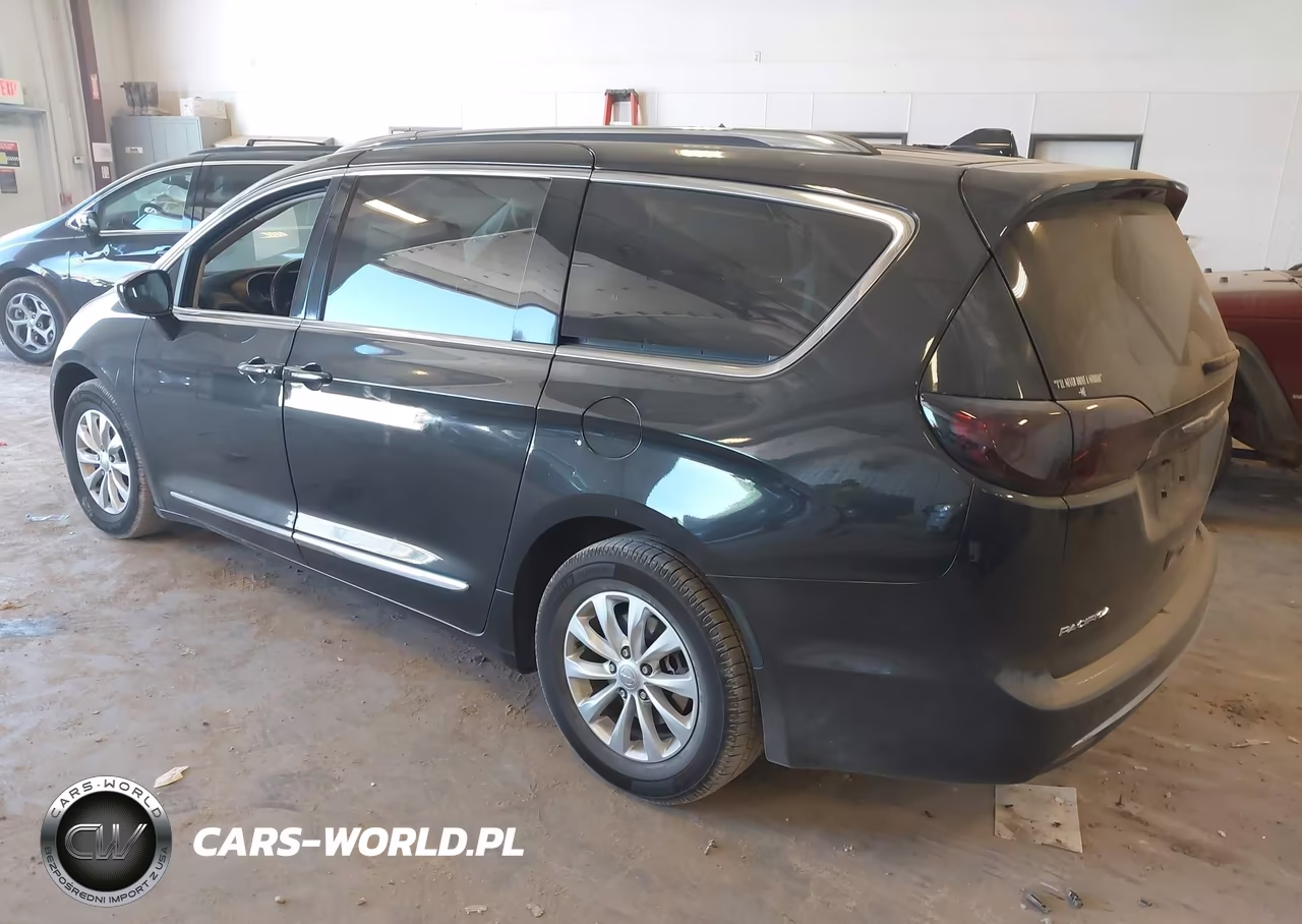 2019 Chrysler Pacifica Touring L VIN:2C4RC1BG2KR550503 - 3