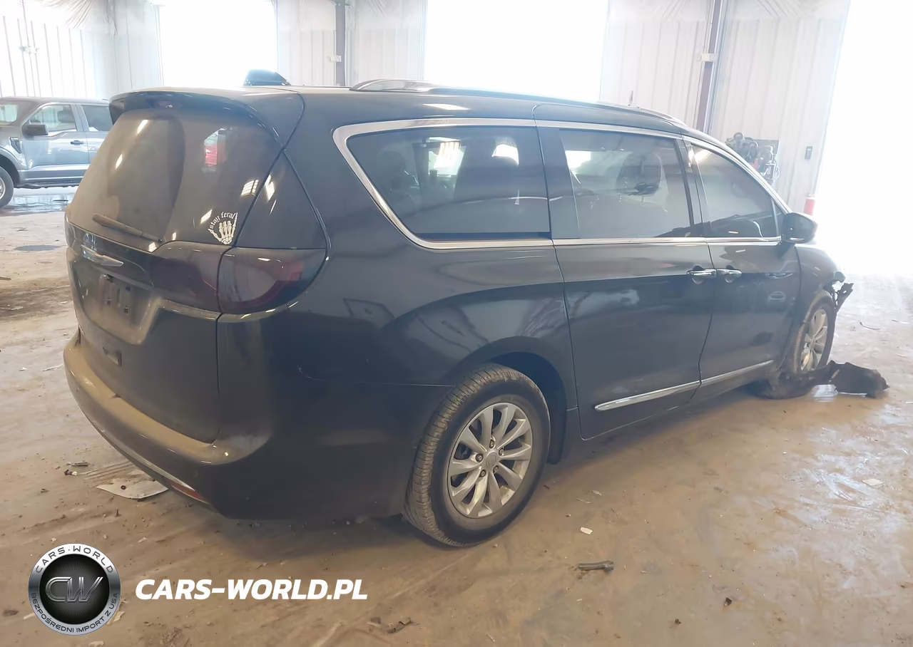2019 Chrysler Pacifica Touring L VIN:2C4RC1BG2KR550503 - 4