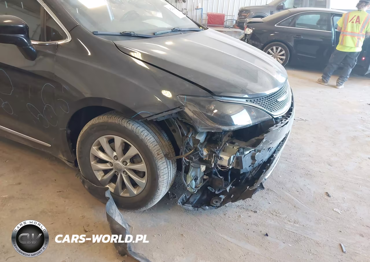 2019 Chrysler Pacifica Touring L VIN:2C4RC1BG2KR550503 - 6