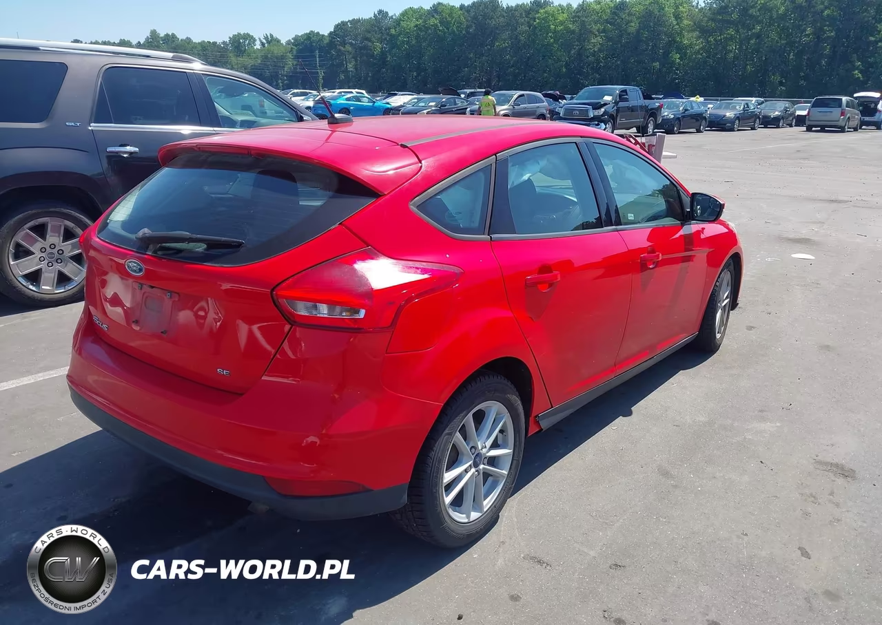 2017 Ford Focus Se VIN:1FADP3K27HL215579 - 4