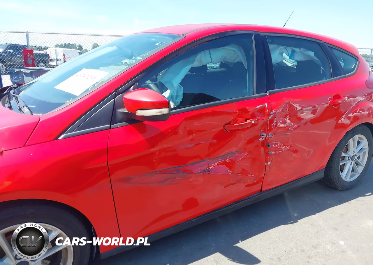 2017 Ford Focus Se VIN:1FADP3K27HL215579 - 6