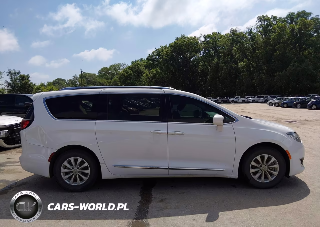 2018 Chrysler Pacifica Touring L VIN:2C4RC1BG1JR290464 - 13