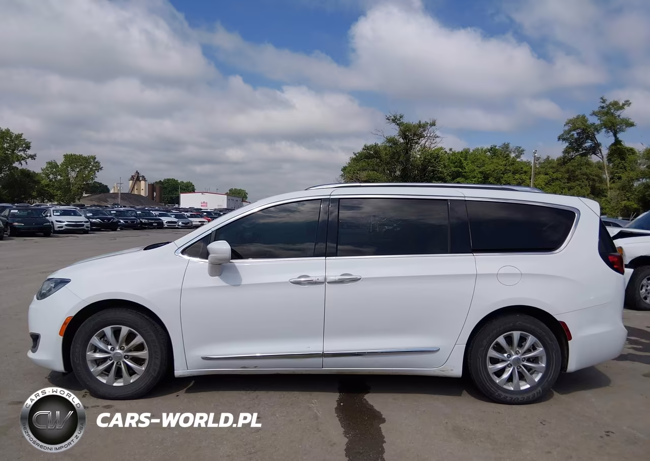 2018 Chrysler Pacifica Touring L VIN:2C4RC1BG1JR290464 - 14