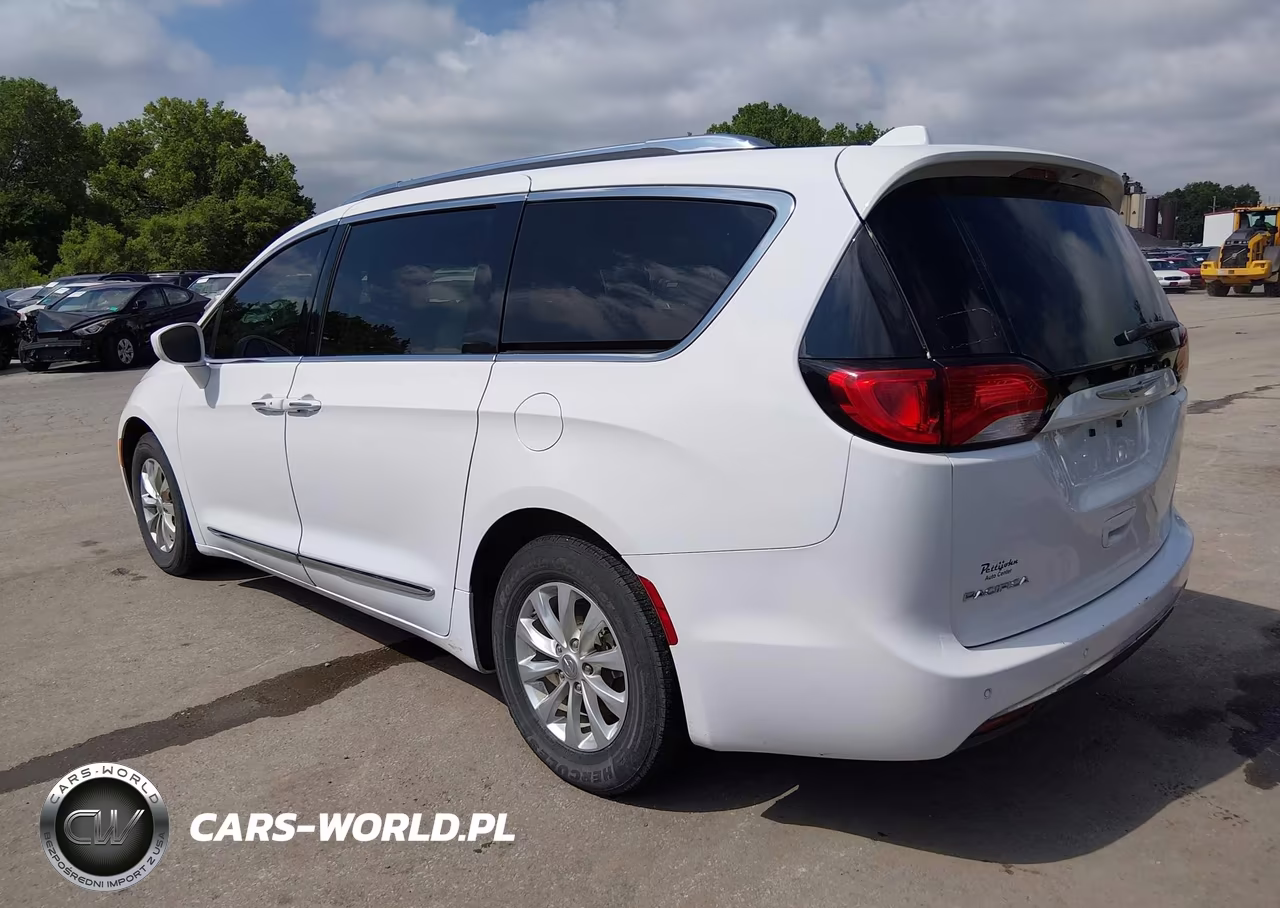 2018 Chrysler Pacifica Touring L VIN:2C4RC1BG1JR290464 - 3