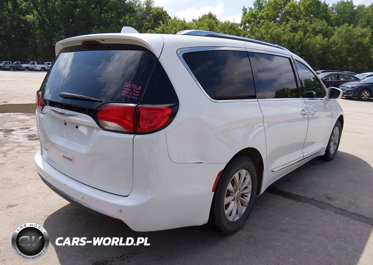 2018 Chrysler Pacifica Touring L VIN:2C4RC1BG1JR290464 - 4