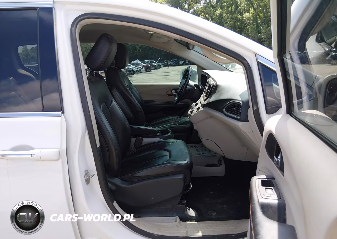 2018 Chrysler Pacifica Touring L VIN:2C4RC1BG1JR290464 - 5