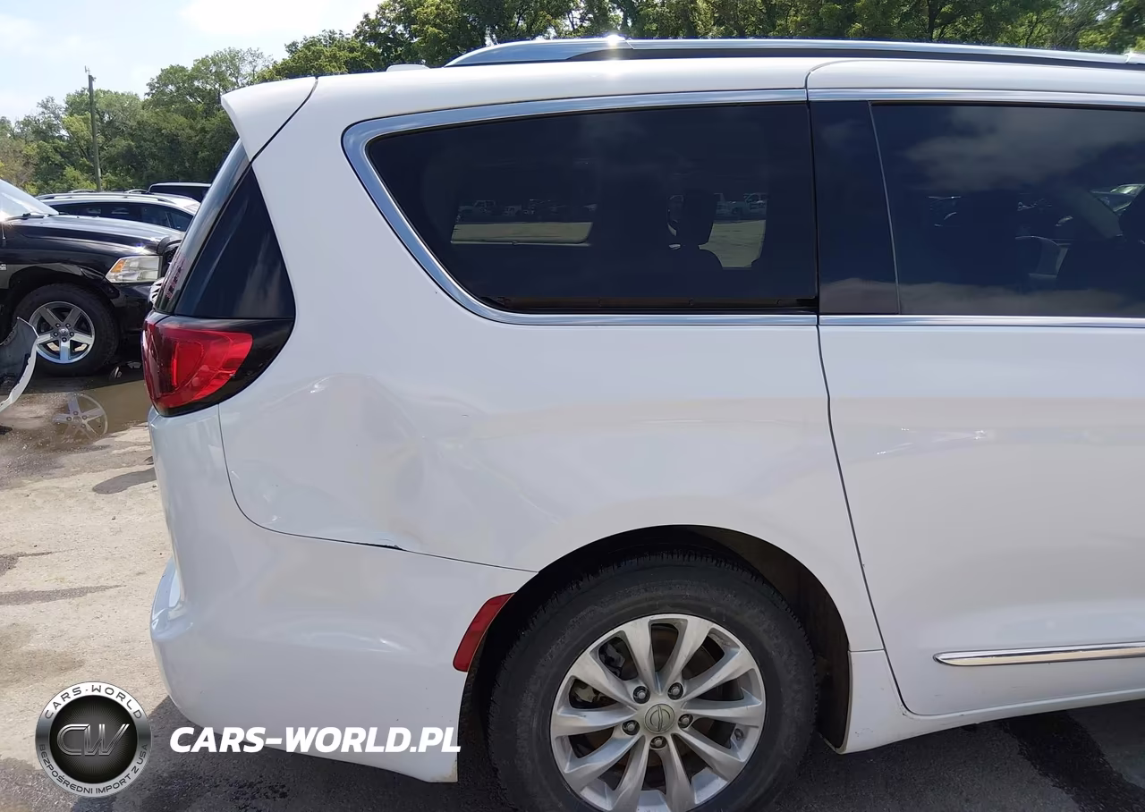 2018 Chrysler Pacifica Touring L VIN:2C4RC1BG1JR290464 - 6
