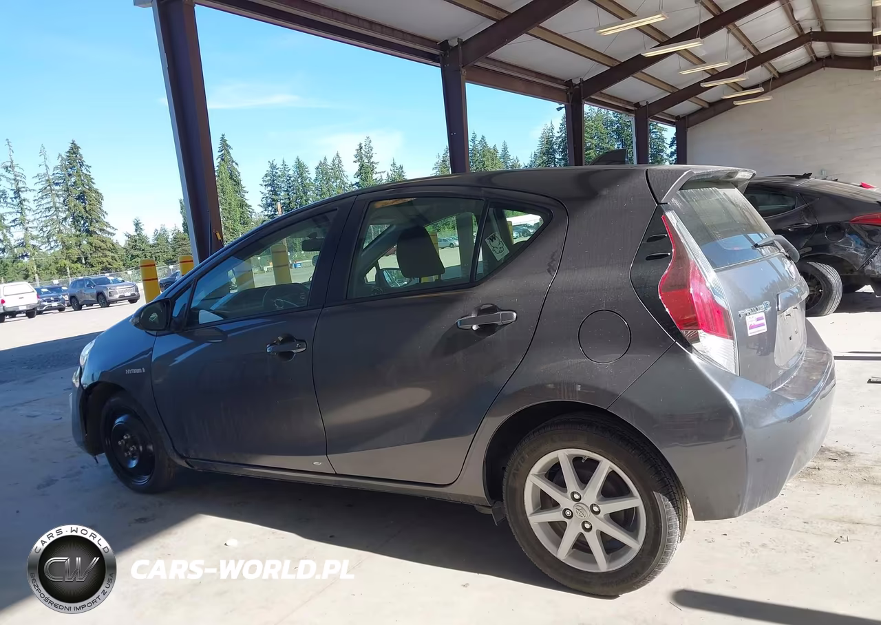 2015 Toyota Prius C Three VIN:JTDKDTB34F1105536 - 14