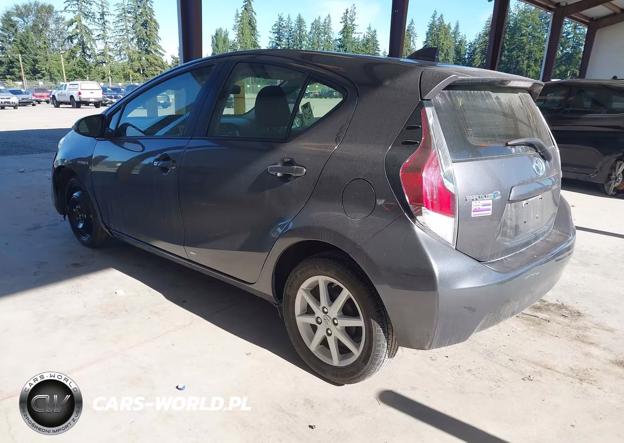 2015 Toyota Prius C Three VIN:JTDKDTB34F1105536 - 3