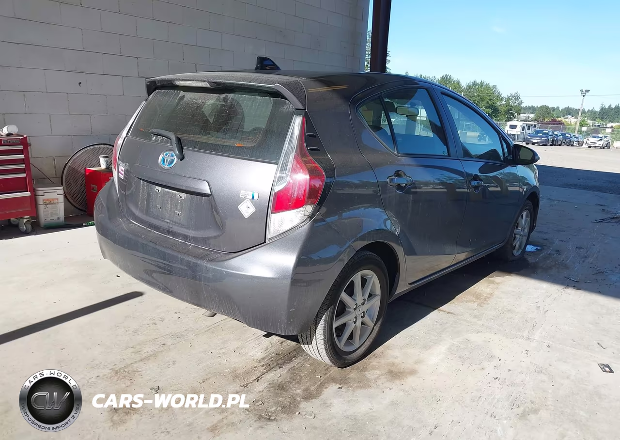 2015 Toyota Prius C Three VIN:JTDKDTB34F1105536 - 4