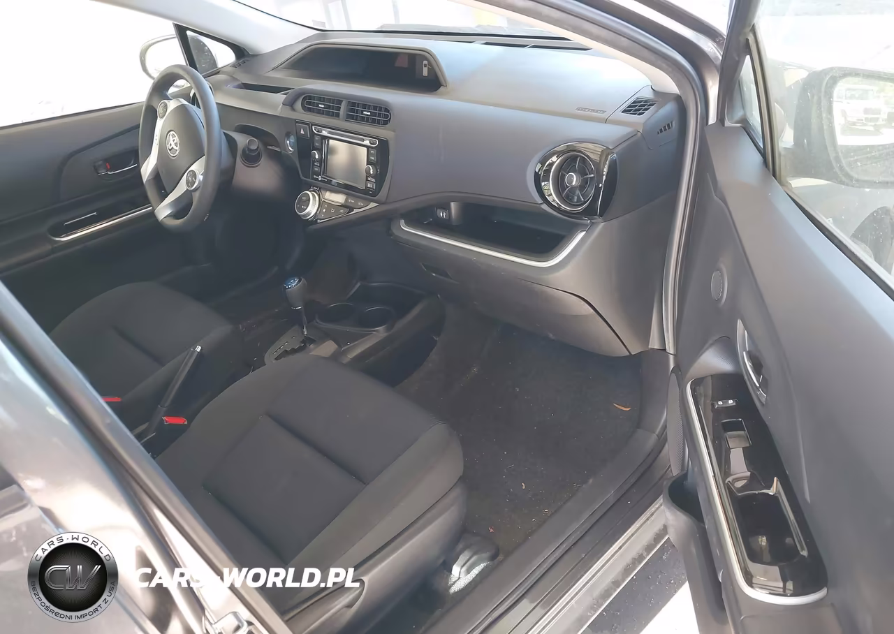 2015 Toyota Prius C Three VIN:JTDKDTB34F1105536 - 5