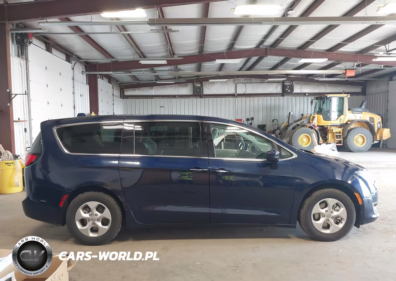 2018 Chrysler Pacifica Hybrid Touring Plus VIN:2C4RC1H70JR276241 - 14