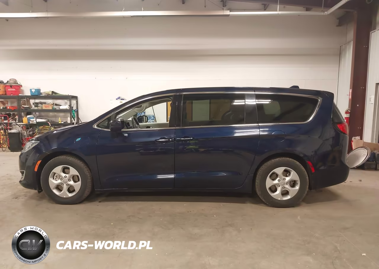 2018 Chrysler Pacifica Hybrid Touring Plus VIN:2C4RC1H70JR276241 - 15
