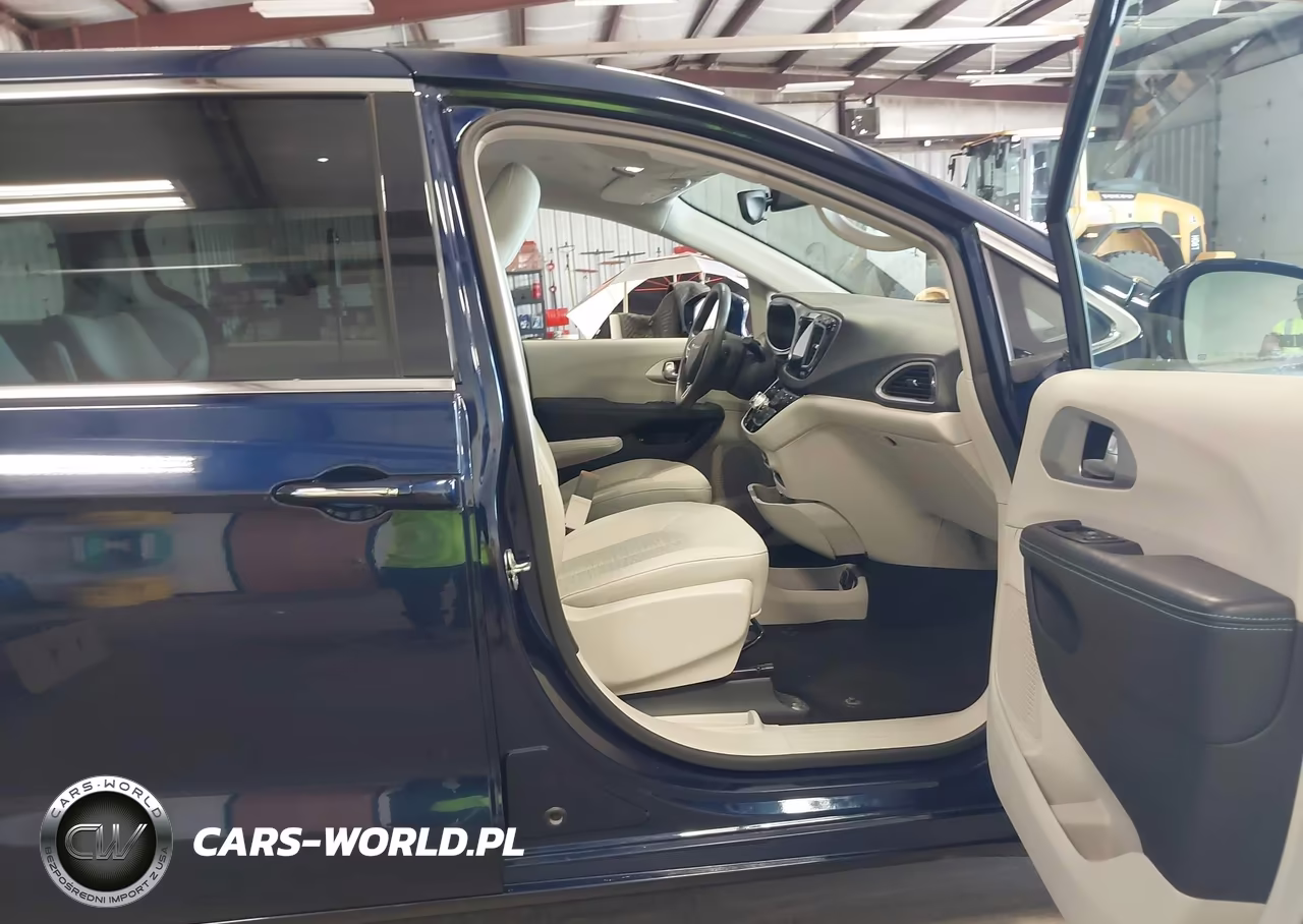 2018 Chrysler Pacifica Hybrid Touring Plus VIN:2C4RC1H70JR276241 - 5