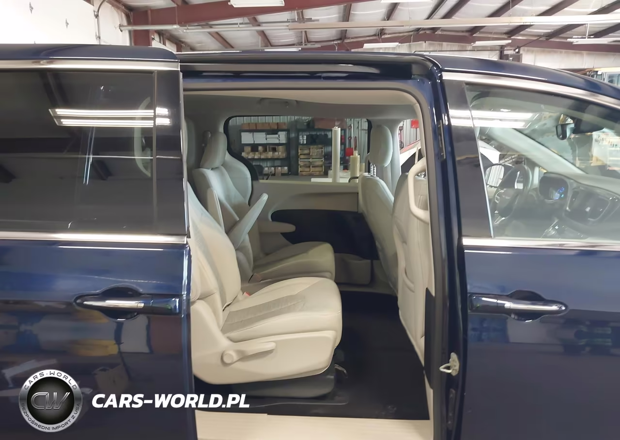 2018 Chrysler Pacifica Hybrid Touring Plus VIN:2C4RC1H70JR276241 - 8