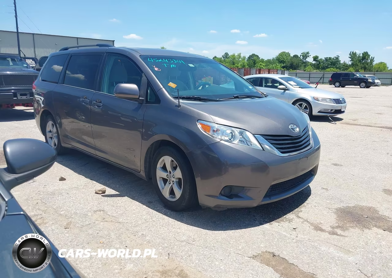 2013 Toyota Sienna Le V6 8 Passenger
