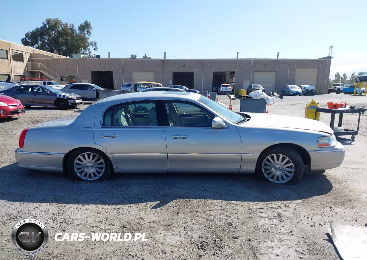 2003 Lincoln Town Car Signature VIN:1LNHM82W23Y612774 - 13
