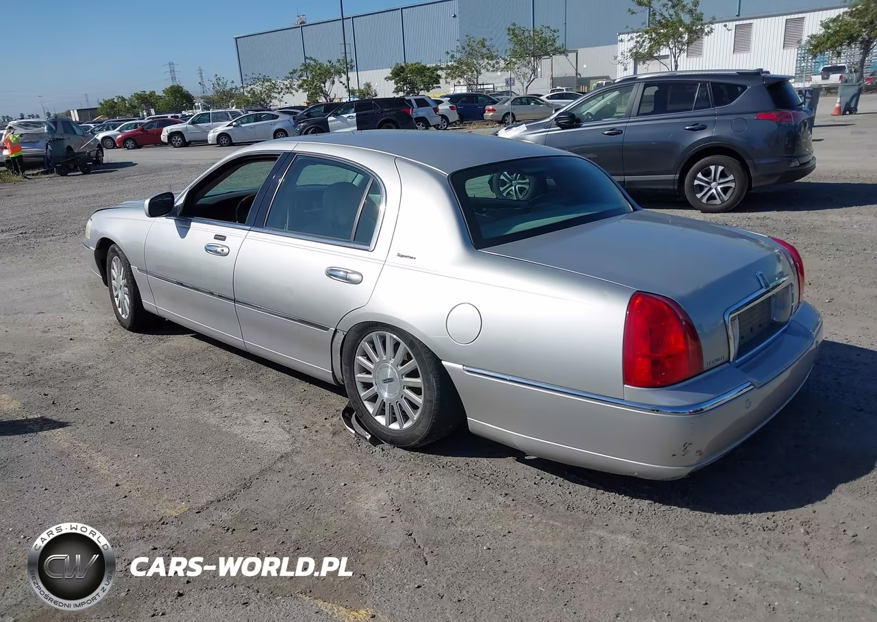 2003 Lincoln Town Car Signature VIN:1LNHM82W23Y612774 - 3