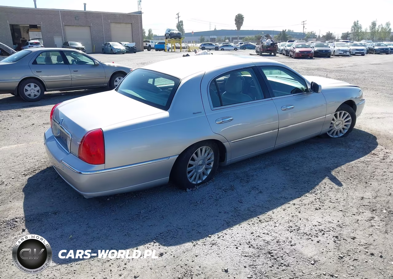 2003 Lincoln Town Car Signature VIN:1LNHM82W23Y612774 - 4