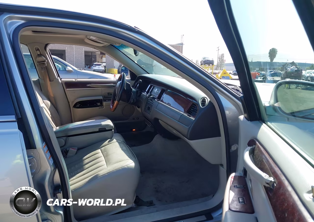 2003 Lincoln Town Car Signature VIN:1LNHM82W23Y612774 - 5